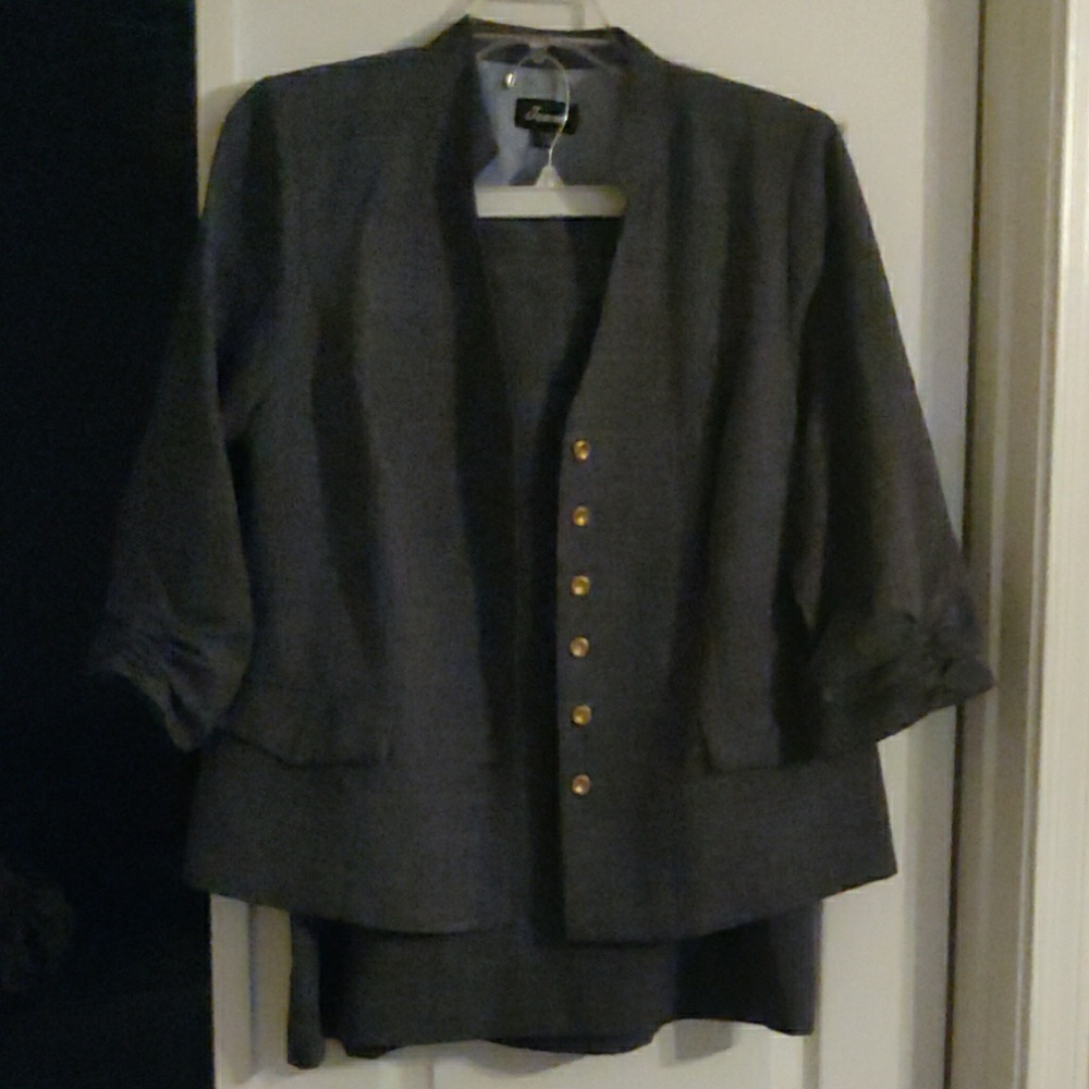 Skirt suit